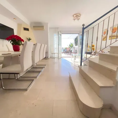 Шале Beachfront Chalet With Pool Бенальмадена